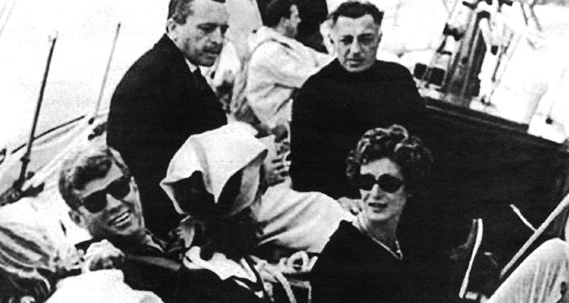 Gianni Agnelli e Marella in barca con Kennedy e Jacqueline